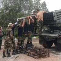 Cambodian soldiers reload the BM-21 multiple rocket launcher in Preah Vihear province on July 24, 2025. Thailand launched air strikes on Cambodian military targets on July 24 as Cambodia fired rockets and artillery, killing a civilian, in a dramatic escalation of a long-running border row between the two neighbours. (Photo by AFP) Kambodschanische Soldaten laden mehrere Raketenwerfer nach.