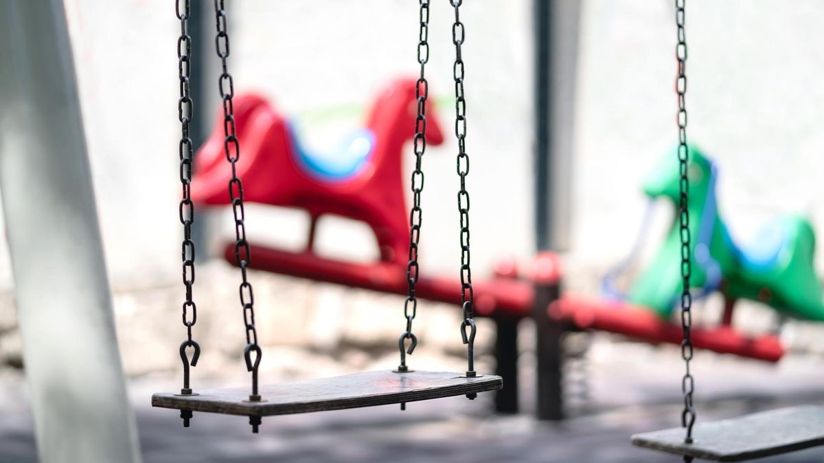 Eine leere Schaukel auf einem Spielplatz