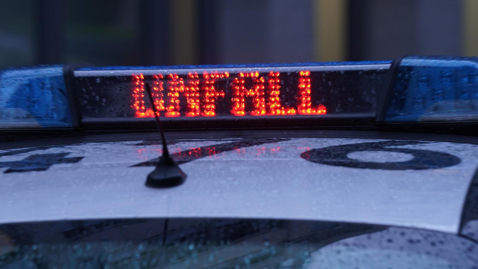 Nach-Unfall-Transporter-bei-Fluchtversuch-in-Weimar-stecken-geblieben