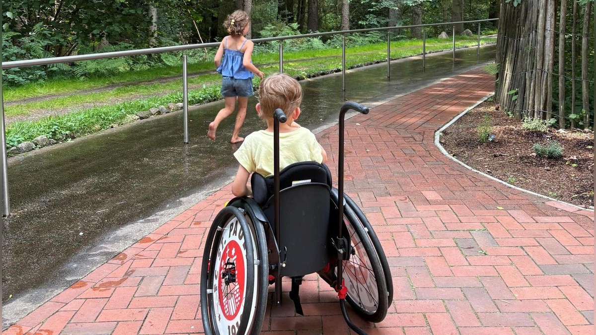 Der Sohn unserer Autorin ist bei Ausflügen auf den Rollstuhl angewiesen – im Barfußpark Egestorf war für ihn zumindest der Auftakt barrierefrei. 
