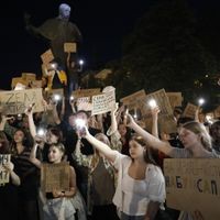 dpatopbilder - 23.07.2025, Ukraine, Lemberg: Teilnehmer halten Transparente während einer Demonstration gegen ein Gesetz, das die Unabhängigkeit von Antikorruptionsorganen beschränkt. Das neue Gesetz hat in der Ukraine zu den größten Protesten seit Kriegsbeginn geführt. Foto: Mykola Tys/AP/dpa +++ dpa-Bildfunk +++