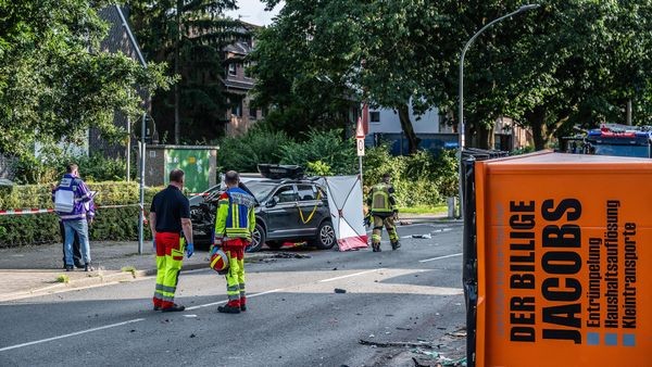 Lkw-Unfall in Oberhausen: Spezial-Team half Rettungskräften