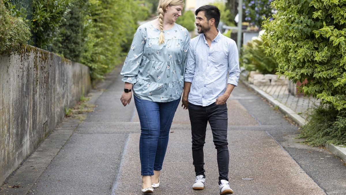 Melanie ist größer als ihr Ehemann Esmat. Mittlerweile hat sie kein Problem damit. Doch das war nicht immer so.