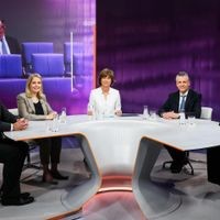 ZDF-Moderatorin Maybrit Illner (Mitte) mit ihren Gästen Robin Alexander (v.l.), Verena Hubertz, Thorsten Frei und Monika Schnitzer. Maybrit Illner am 24. Juli 2025