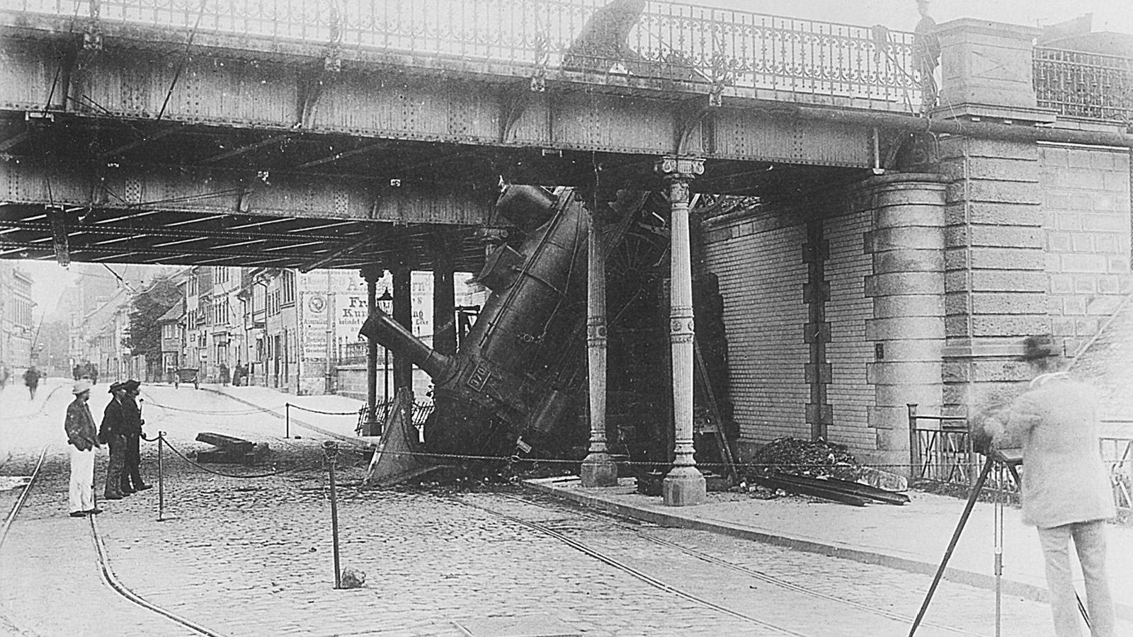 Erfurt-1891-Lok-st-rzt-auf-die-L-berstra-e-und-kaum-einen-k-mmert-s