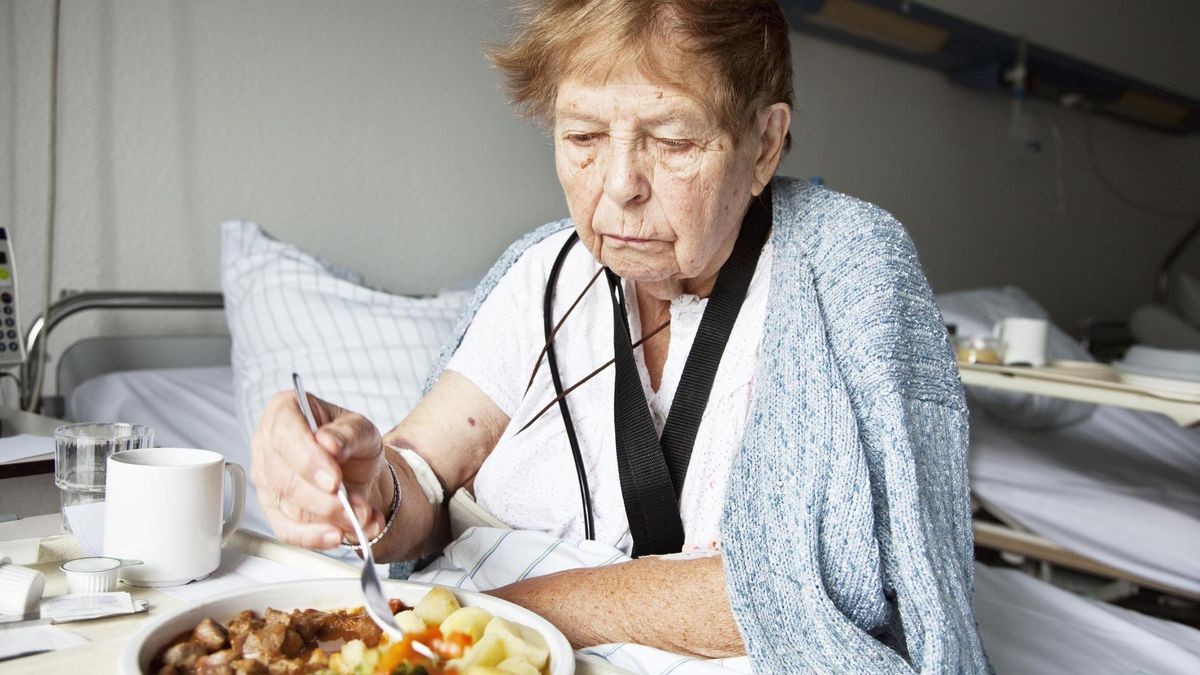 Ältere Frau im Krankenhaus beim Essen