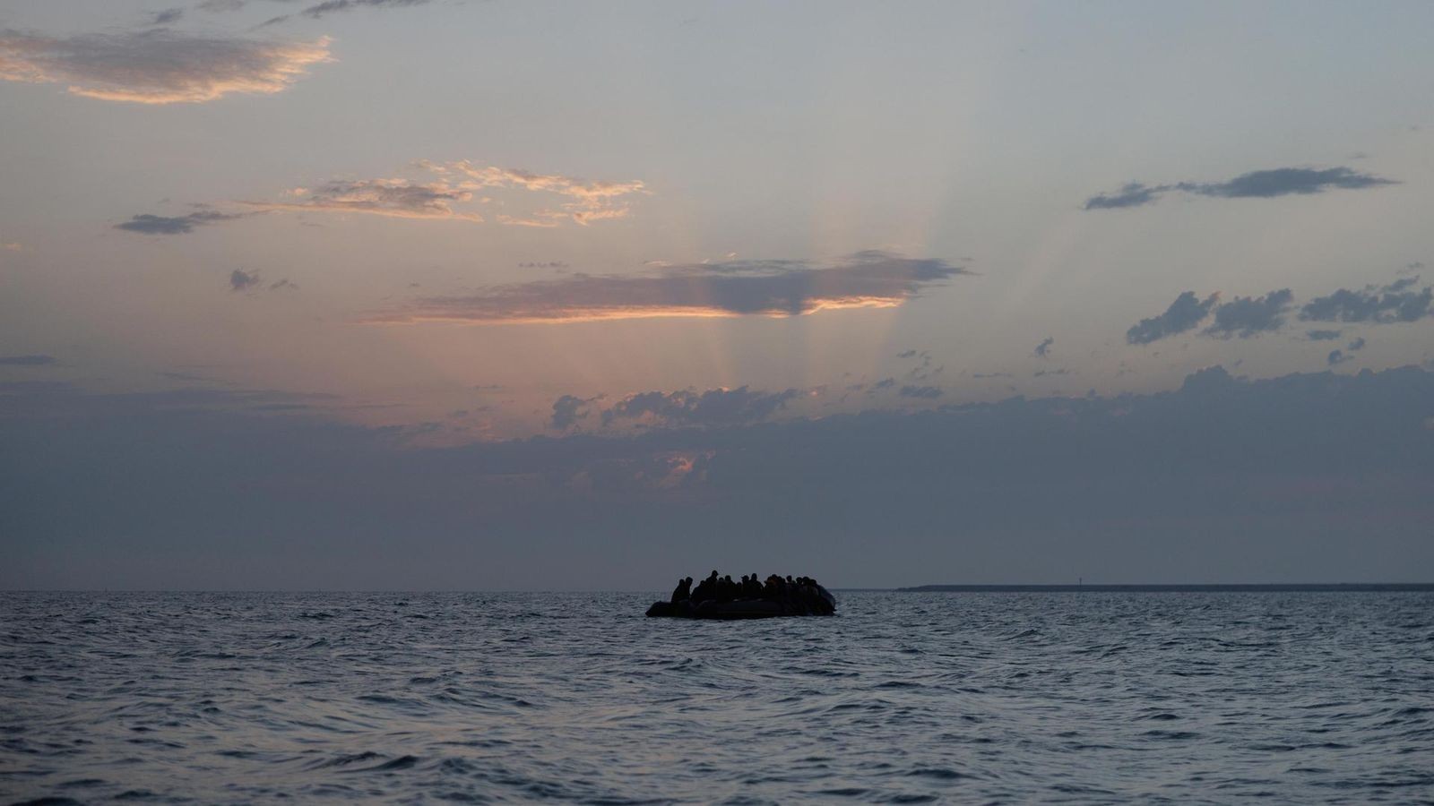 Mann-berlebt-zwei-Tage-mit-Kinderschwimmring-auf-dem-Mittelmeer