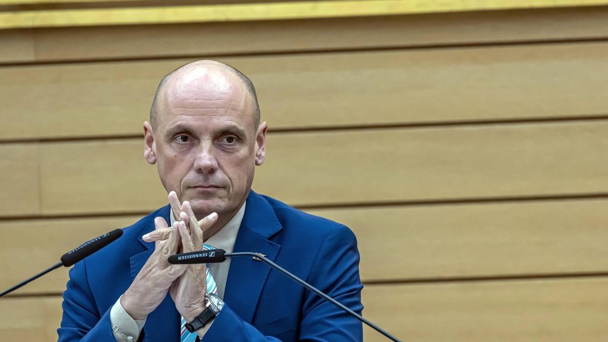 Daniel Born, SPD, bislang Vizepräsident des Landtags in Baden-Württemberg faltet die Hände.