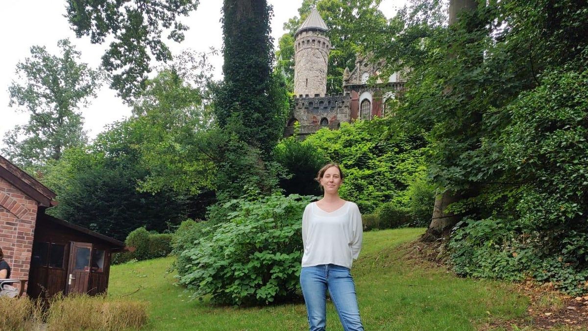 Mona Asendorf, Geschäftsführerin der Elbschmiede vor ihrem Pop-up-Café in Poppenbüttel