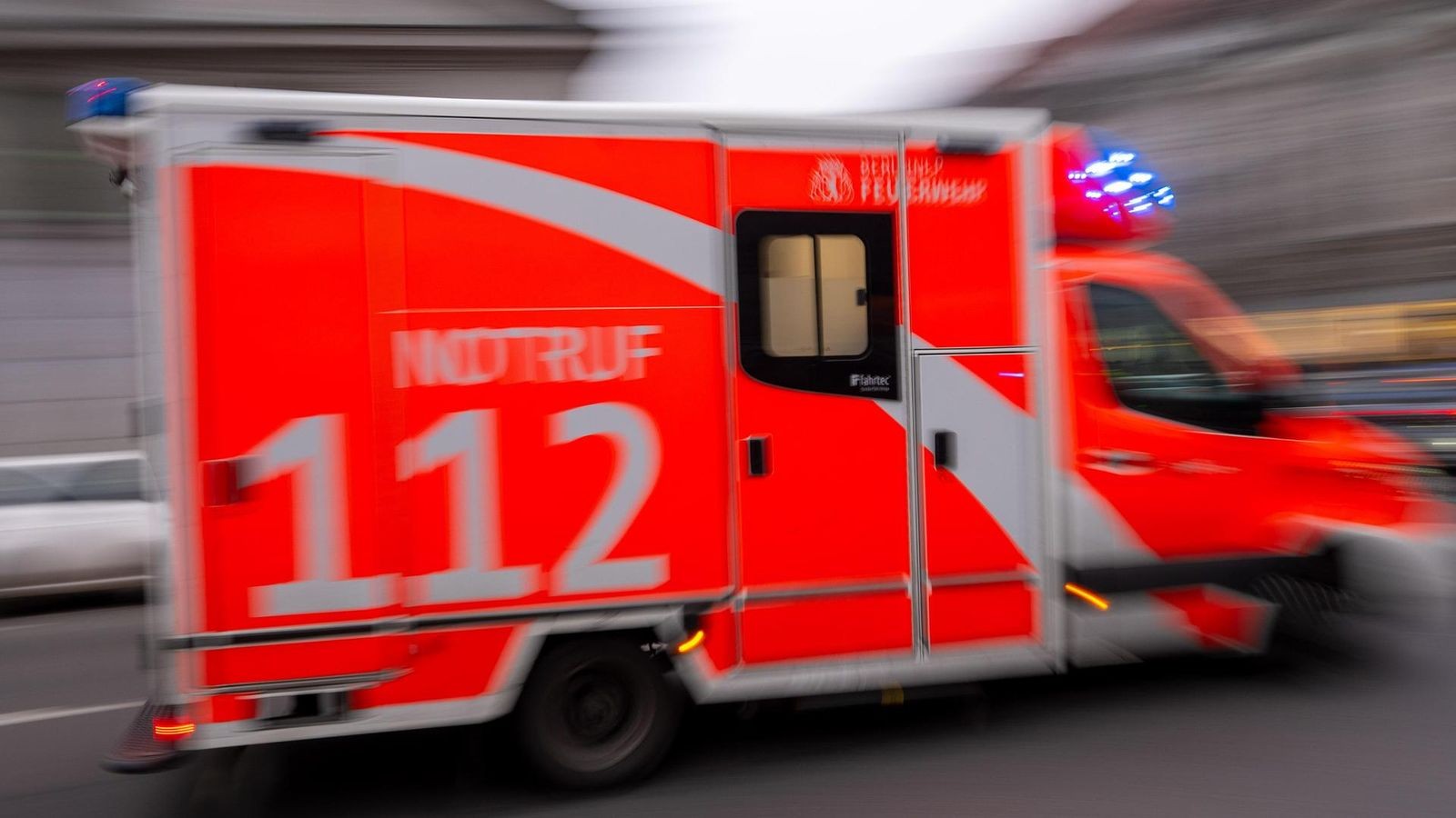 Vierj-hriger-von-Auto-erfasst-Mit-Rettungswagen-in-Klinik