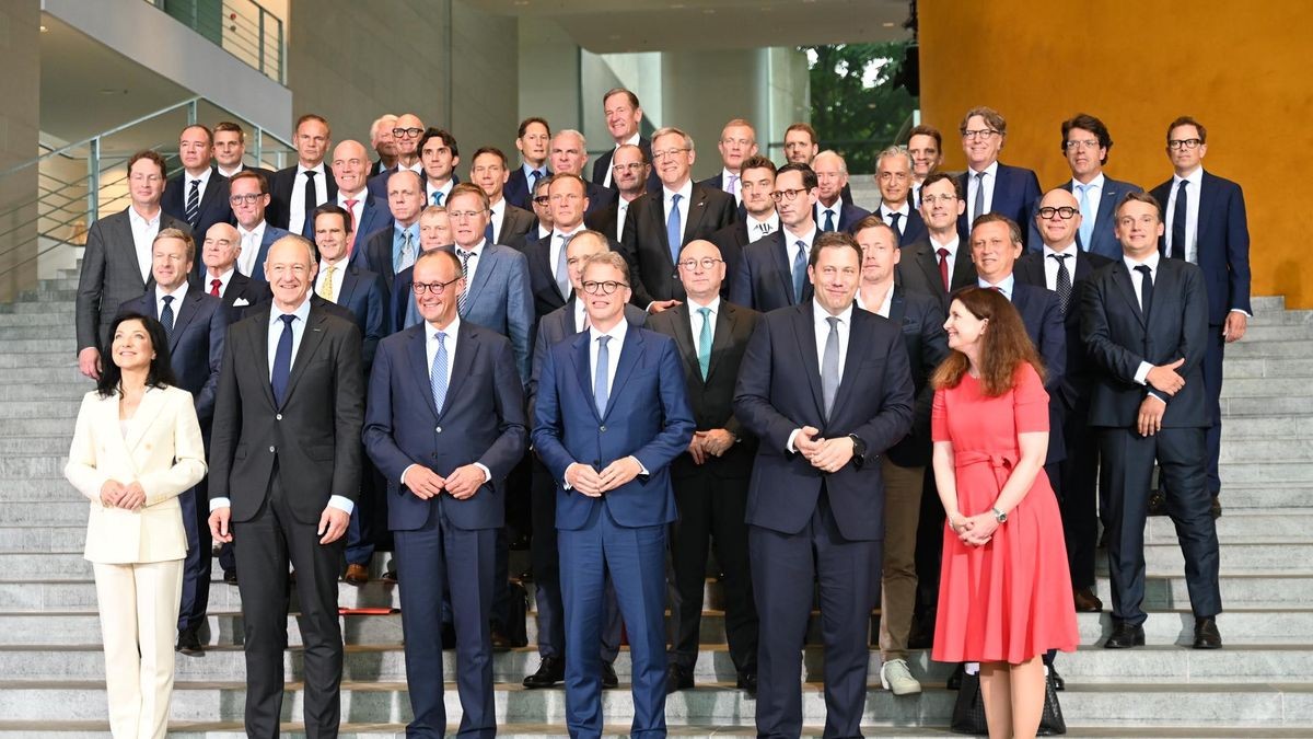Zwei Frauen und viele Männer beim Investitionsgipfel „Made for Germany“ im Kanzleramt. Über den Männerklüngel kann man reden. Über die Wirtschaftskrise aber muss man reden.