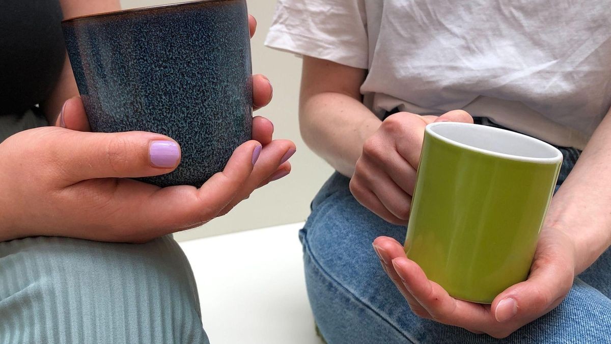 Zwei Frauen trinken im Büro Kaffee