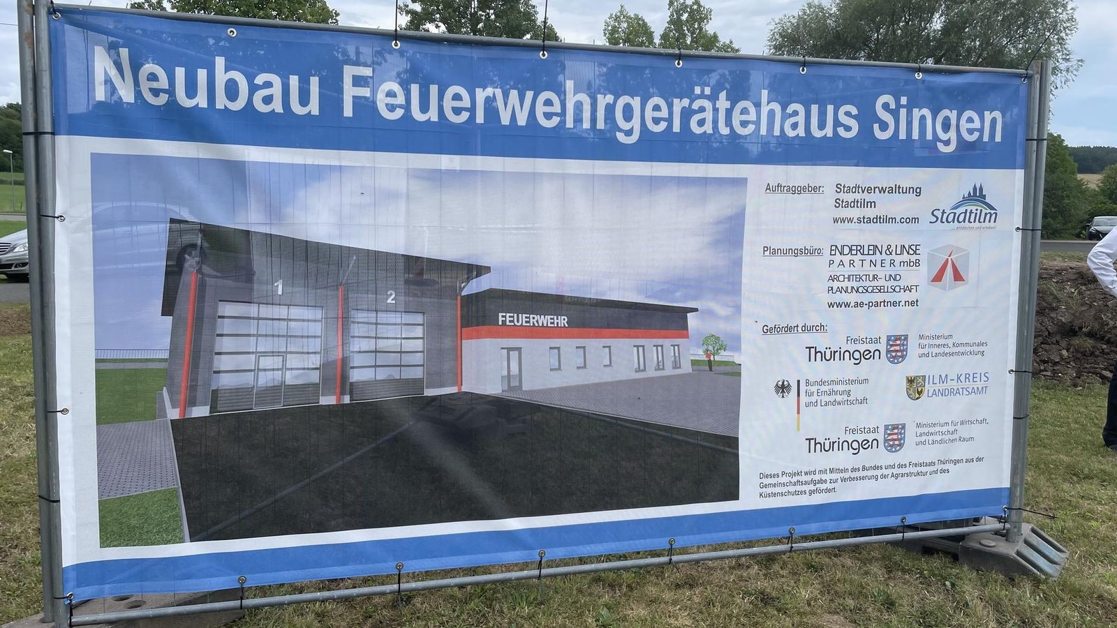 Bau-des-Feuerwehrger-tehauses-in-einem-Dorf-im-Ilm-Kreis-verz-gert-sich