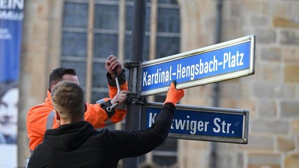Hattingerin klagt: „Kardinal Hengsbach machte Thomas fertig“
