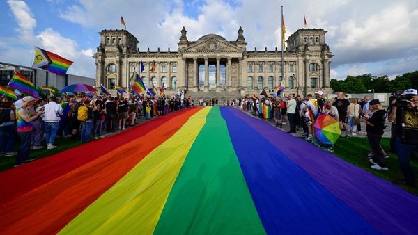 Aktivisti izpostavili ogromno mavrično zastavo pred Reichstagom v protest proti odsotnosti uradne zastave CSD