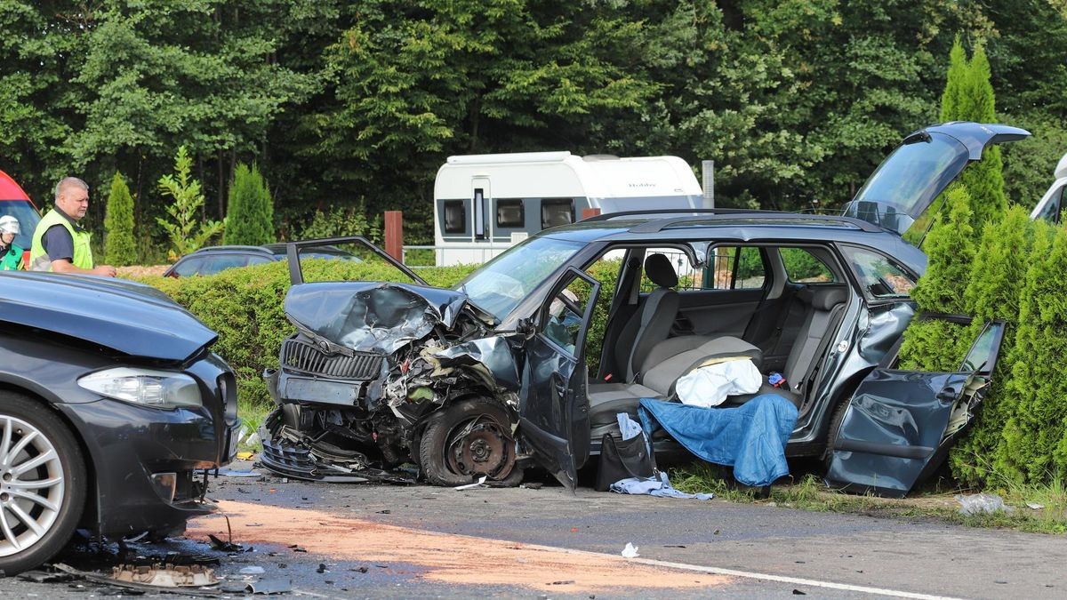 Ein zerstörtes Auto steht nach einem Unfall am Straßenrand