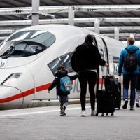 Seit Stunden sitzen 400 Passagiere in einem ICE fest – ohne Licht und Klimaanlage. (Symbolbild) GDL-Streik bei der Bahn München