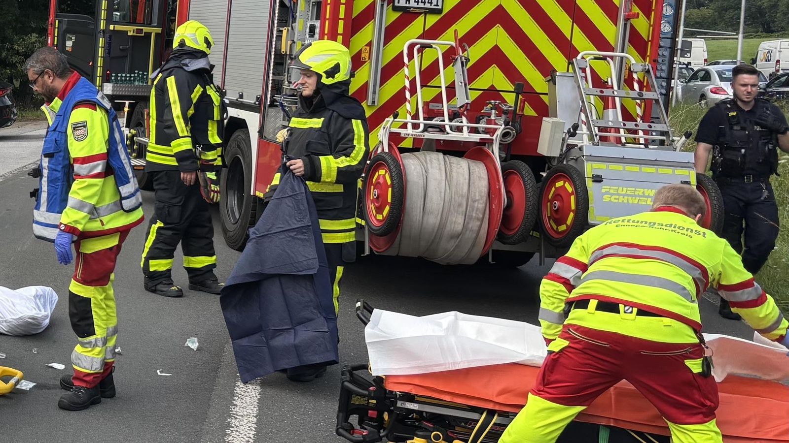 Zwei-Schwerverletzte-in-Schwelm-Roller-kollidiert-mit-Auto