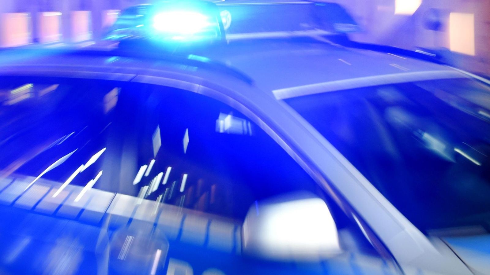 Verfolgung-Autoknacker-bedrohen-ihre-Opfer-mit-Messer