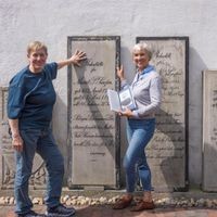 Susanne Matthiessen (Jg. 1963l, ) und Silke von Bremen (Jg. 1959)hier auf dem Friedhof St. Niels in Westerland,, geben ein Buch über 14 Lebensgeschichten prominenter Sylter und Zugezogener heraus, die auf den Friedhöfen der Nordseeinsel begraben sind. Sylter Autorinnen forschen