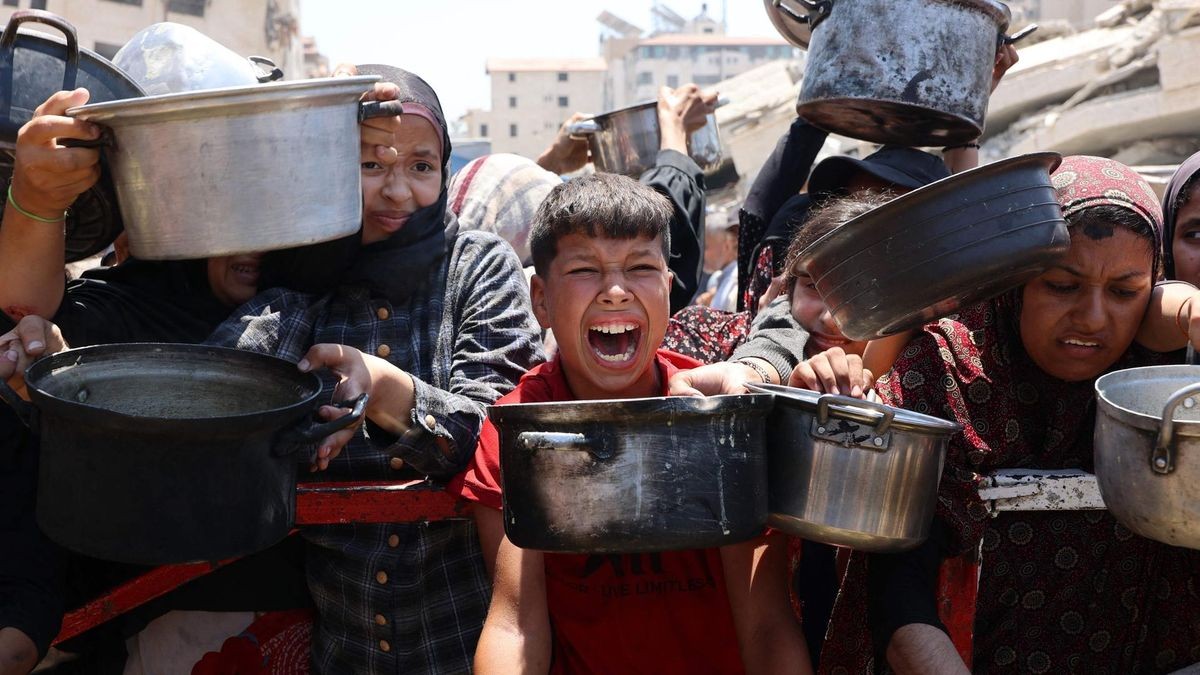 TOPSHOT - Palestinians crowd at a lentil soup distribution point in Gaza City in the northern Gaza Strip on July 27, 2025. (Photo by Omar AL-QATTAA / AFP)