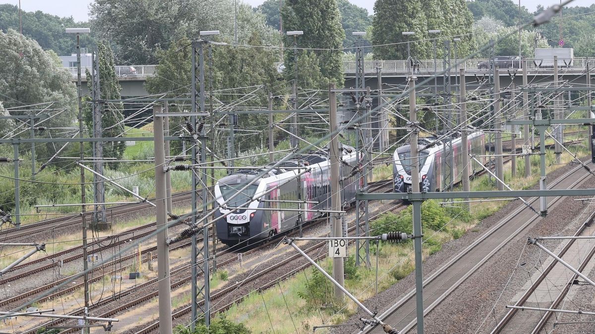 Ein Enno-Zug wartet im Bahnhof von Wolfsburg. Die Bauarbeiten auf der Strecke Hamburg-Berlin haben auch starke Auswirkungen auf den Nahverkehr in der Region Braunschweig-Wolfsburg.