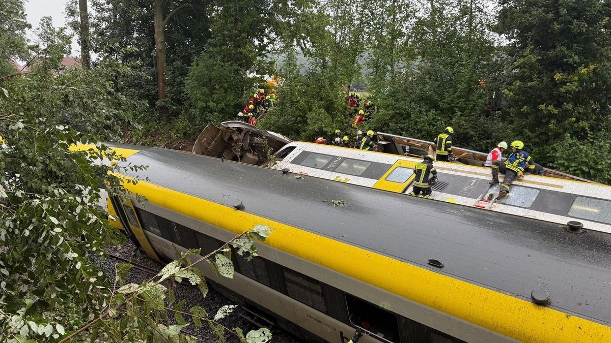 Rettungskräfte suchen in einem entgleisten Zug nach Fahrgästen. Im Kreis Biberach ist ein Personenzug entgleist. Personenzug entgleist in Oberschwaben