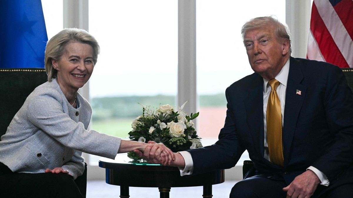 Donald Trump und Ursula von der Leyen geben sich nach ihrem Treffen die Hände.