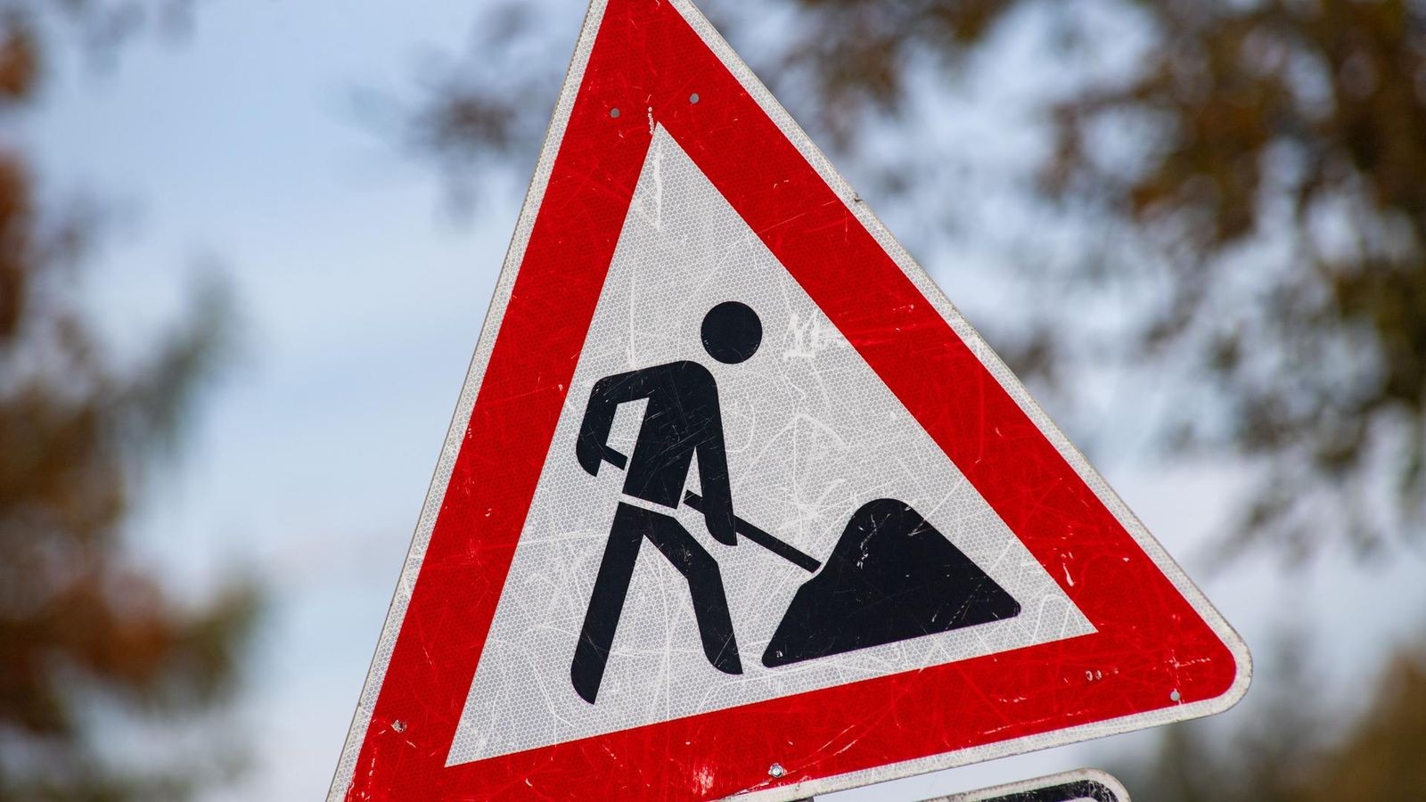 Autofahrer-aufgepasst-Fahrbahn-in-Wetter-eingeengt
