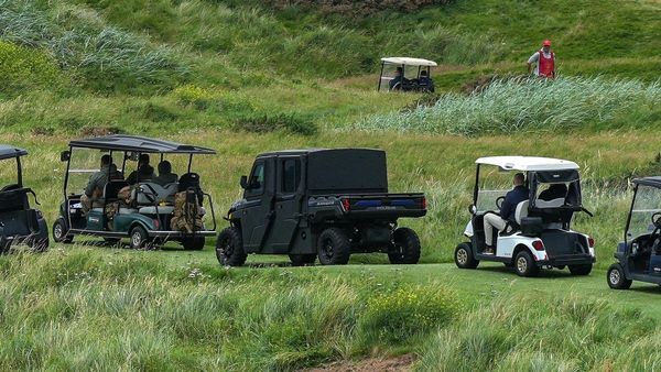 „Golf Force One“: Trump präsentiert seinen neuen Golfbuggy