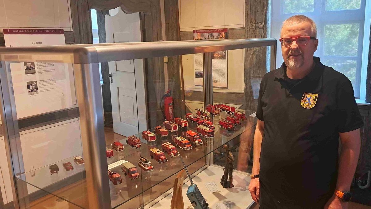 Der Fallersleber Feuerwehrmann Jürgen Koch führt am 31. Juli durch die Ausstellung im Hoffmann-von-Fallersleben-Museum im M2K.