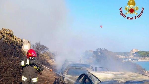 Požari na Sardiniji zajeli obalo, reševanje oteženo