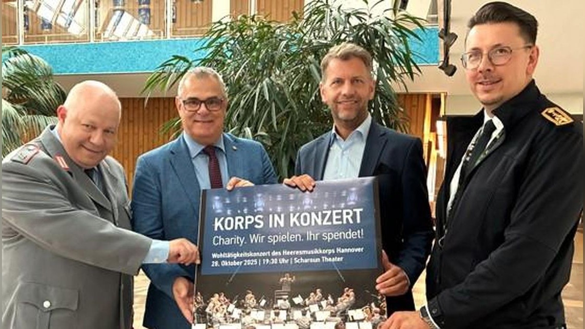 Rührten gemeinsam die Werbetrommel für das Charity-Konzert (von links): Obergefreiter der Reserve Frank Haufe, Oberst der Reserve Manfred Schreiber vom Verband der Reservisten der Deutschen Bundeswehr, Oberbürgermeister Dennis Weilmann sowie Stabsbootsmann und Karriereberatungsfeldwebel der Bundeswehr Ireneusz Gaida (Pop-Up-Space der Bundeswehr in der Porschestraße).