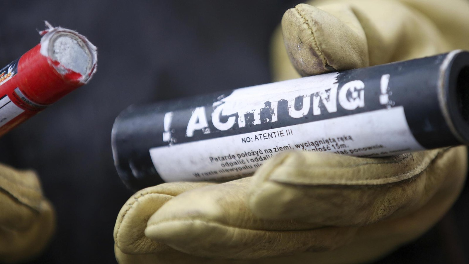 Neheim-Polenb-ller-sprengt-Zigarettenautomat-von-der-Wand