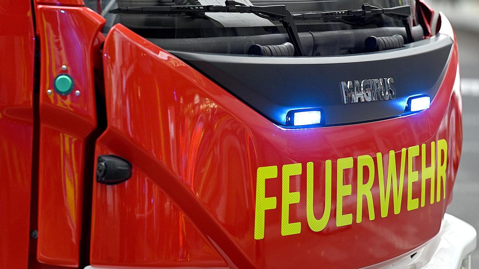 Grillw-rfel-unter-Auto-Zeugin-verhindert-einen-Brand
