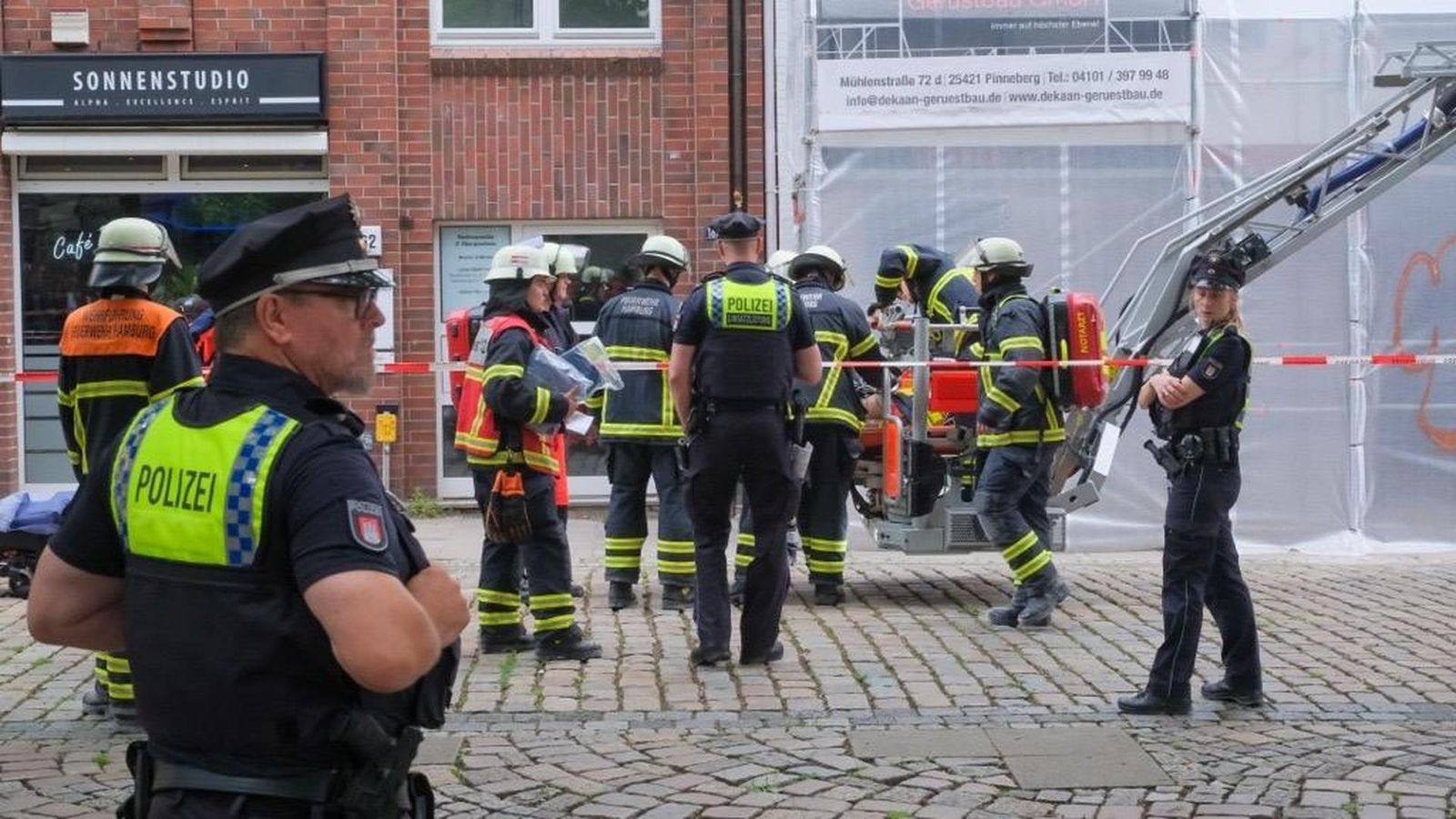 Wand-st-rzt-ein-Bauarbeiter-eingeklemmt-und-verletzt