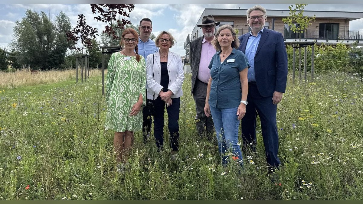 Die Projektbeteiligten aus dem Hospizhaus Heiligendorf, der Bürgerstiftung und dem Gartenbauunternehmen Busch freuen sich über die neue Blühwiese.