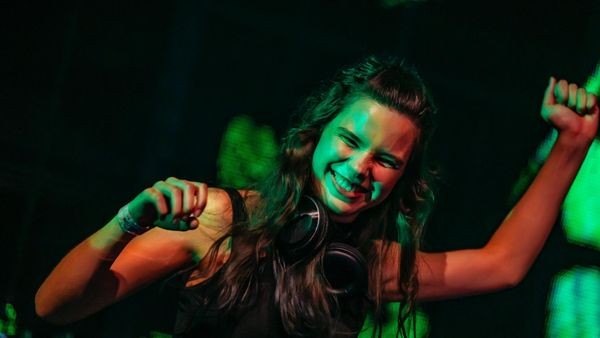 Amber Broos bei Tomorrowland: Zukunft des Techno verzaubert