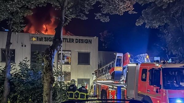 Meterhohe Flammen in Bahrenfeld – Feuerwehr alarmiert Bevölkerung