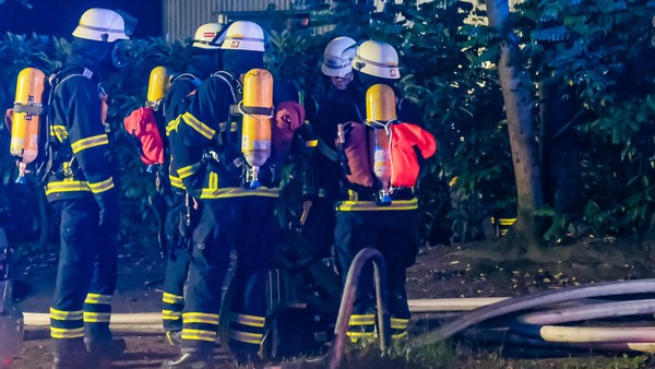 Großbrand in Lagerhalle mit Gefahrstoffen – Feuerwehr warnt Bevölkerung