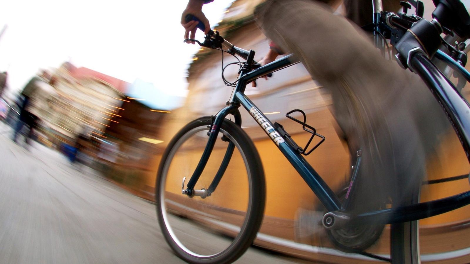 M-hlhausen-Radfahrer-kracht-gegen-Scheibe-und-haut-ab