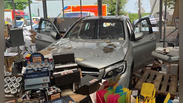 Mann aus Velbert (73) kracht mit Mercedes in ein Schaufenster