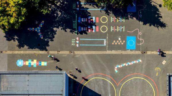 Von wegen Ferien-Spielplatz: Kinder müssen draußen bleiben