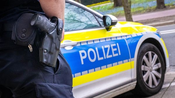 Mit Pistole herumhantiert: Polizisten ziehen ihre Waffen
