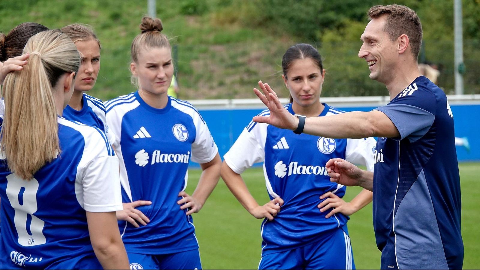 Zwischen-Demut-und-Attacke-Schalker-Frauen-wollen-angreifen