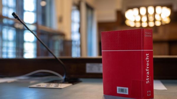 Angeklagte vor Gericht: Mann in Bar gelockt und angeschossen?