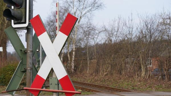 An Bahnübergang: Tödlicher Unfall zwischen Zug und Auto