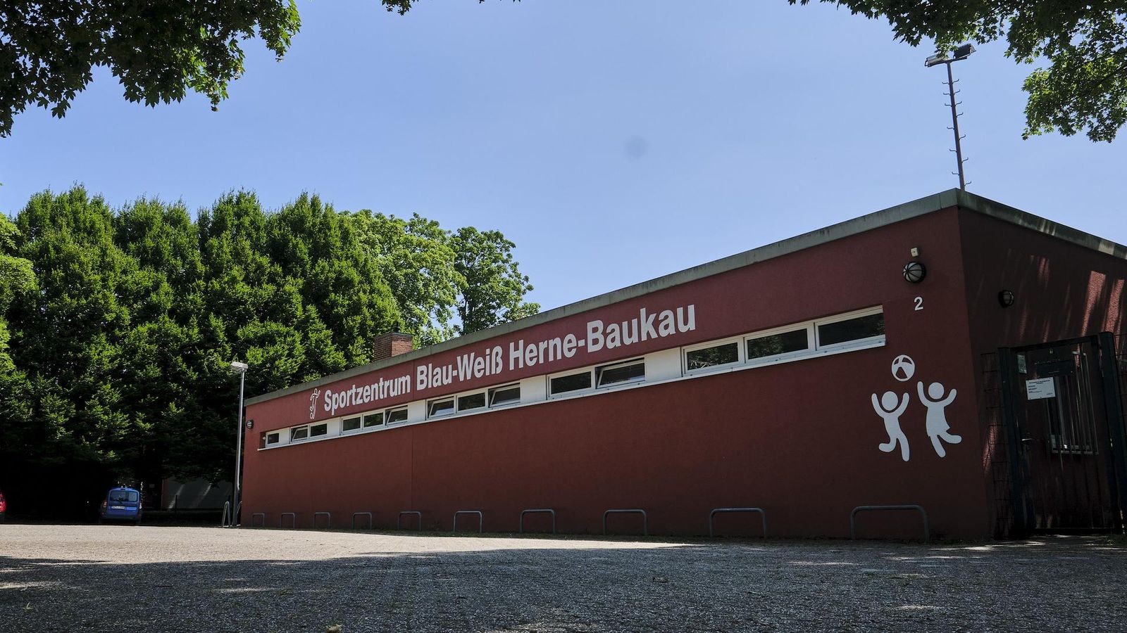 Hochgiftiger-Boden-auf-Sportplatz-Areal-Viele-offene-Fragen