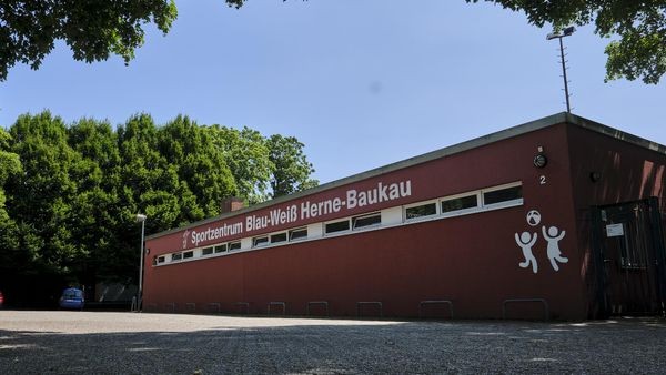 Hochgiftiger Boden auf Sportplatz-Areal: Viele offene Fragen