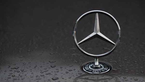 Massiver Gewinneinbruch bei Mercedes-Benz: Autobauer in der Krise